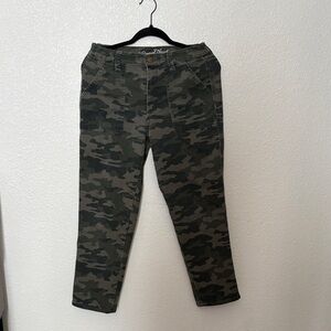 Universal Thread Women's Camo Straight Leg Pants